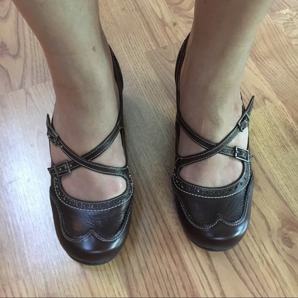 Leather heeled pumps with beautiful stitches. - Picture 2 of 8